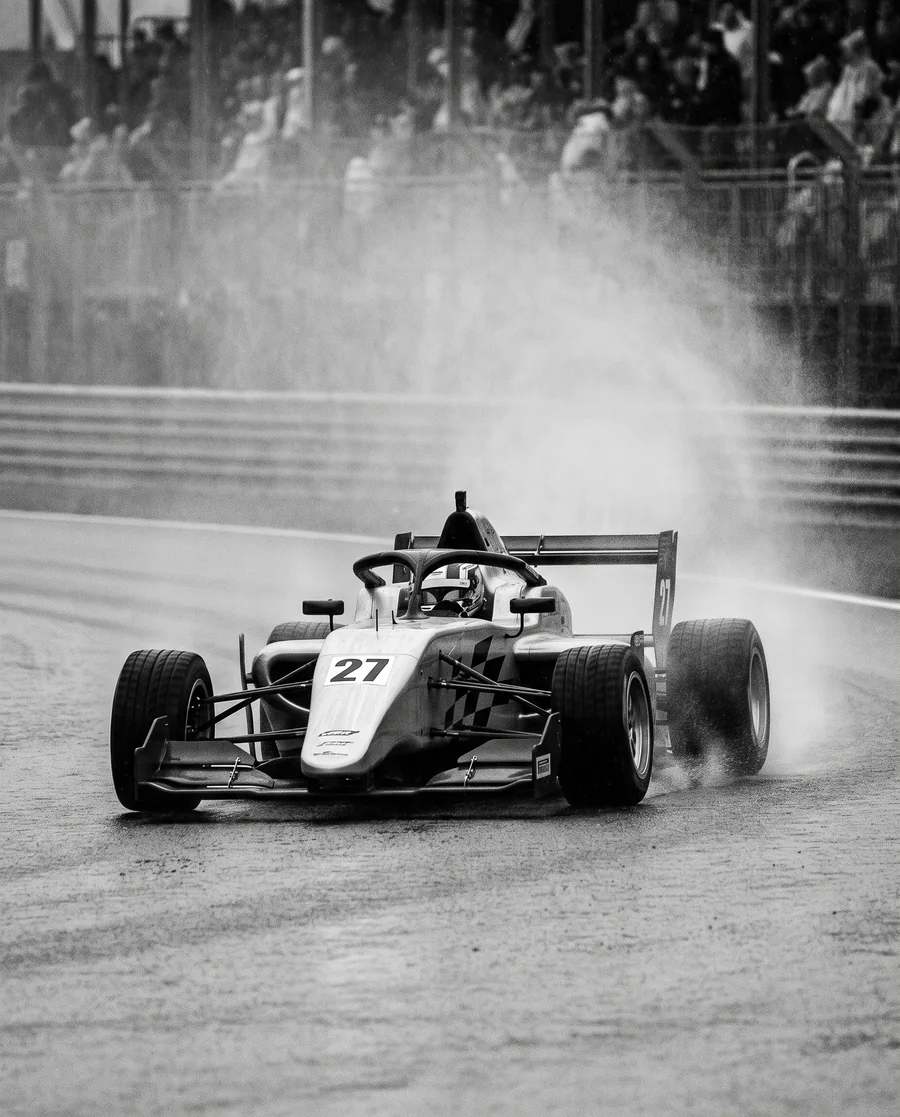 car_mono.webp